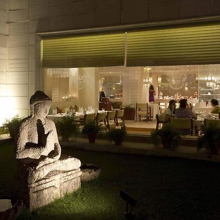 32Nd Milestone Hotel Gurgaon Bagian luar foto