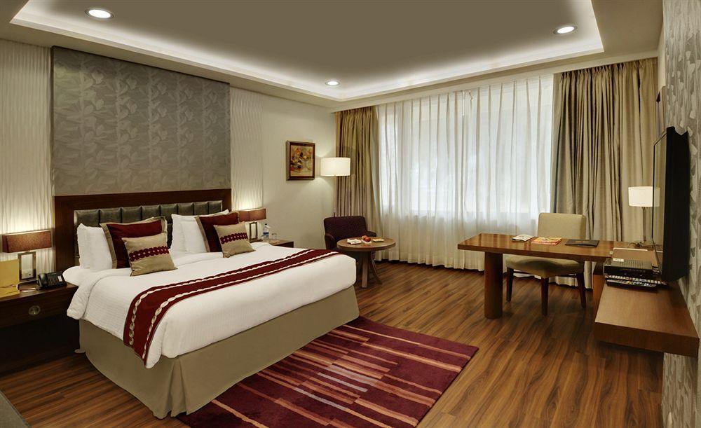 32Nd Milestone Hotel Gurgaon Bagian luar foto