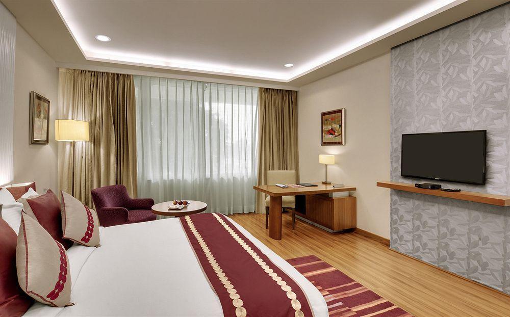 32Nd Milestone Hotel Gurgaon Bagian luar foto