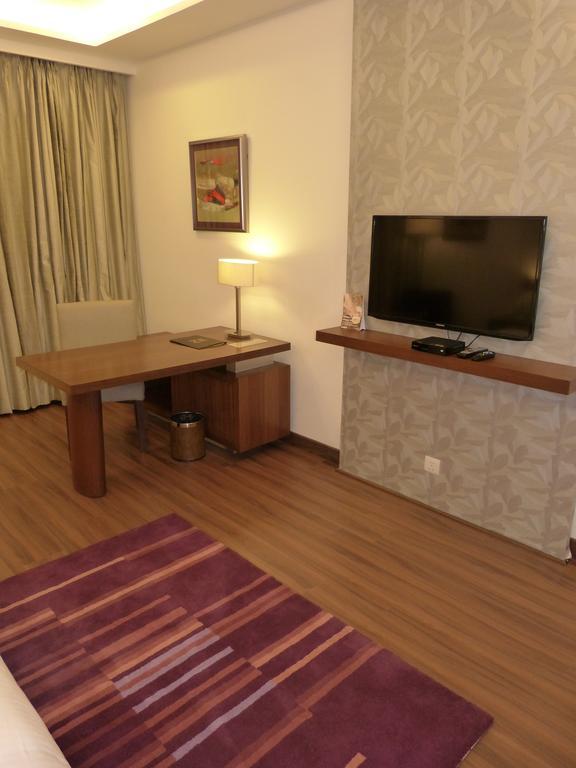 32Nd Milestone Hotel Gurgaon Ruang foto