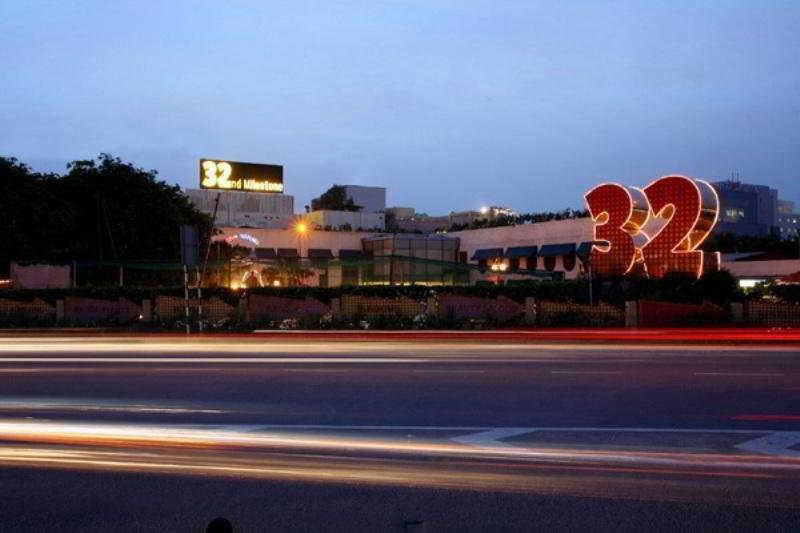 32Nd Milestone Hotel Gurgaon Bagian luar foto