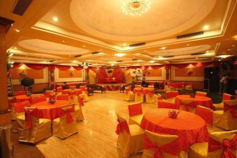 32Nd Milestone Hotel Gurgaon Restoran foto
