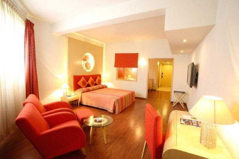 32Nd Milestone Hotel Gurgaon Ruang foto