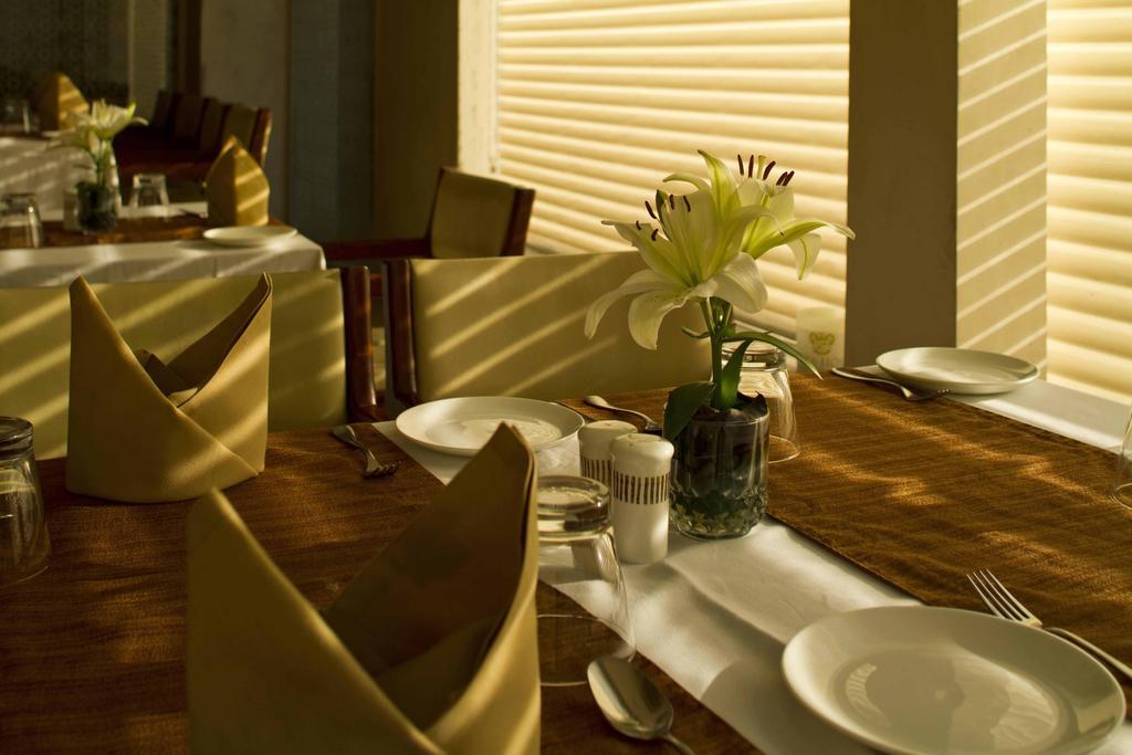 32Nd Milestone Hotel Gurgaon Bagian luar foto