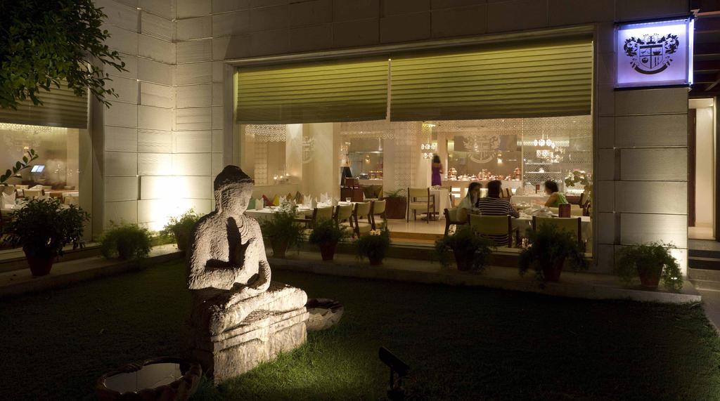 32Nd Milestone Hotel Gurgaon Bagian luar foto