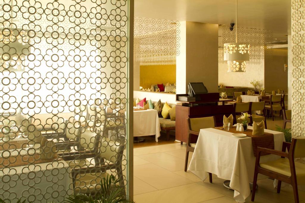 32Nd Milestone Hotel Gurgaon Bagian luar foto